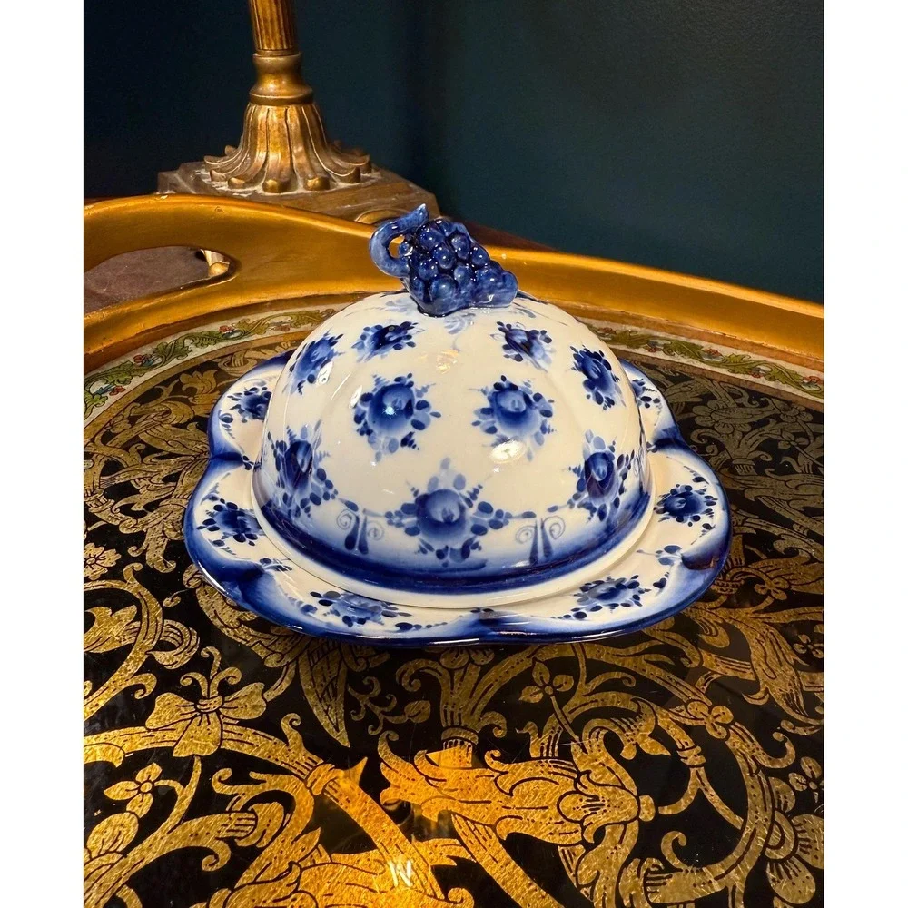 Vintage Gzhel Blue White Porcelain‎ Butter or Cheese Dish with Grape Finial